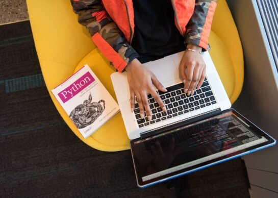 pexels-divinetechygirl-1181359